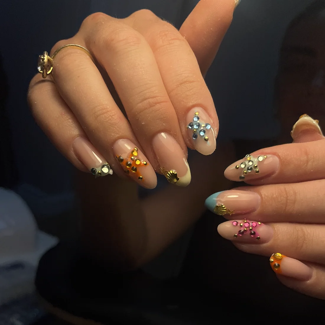 Multicoloured set with gems and flower art